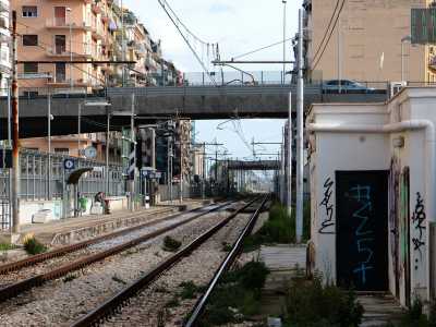 Alla nostra sinistra si trovano i binari della ferrovia: qui fino a qualche anno fa c�era un passaggio a livello che permetteva di accedere al rione Madonnella (foto di Antonio Caradonna)